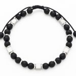 Βραχιόλι μακραμέ λefkό με πέτρες μαύρου αχάτη και ατσάλινες λεπτομέρειες