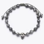 Βραχιόλι με μακραμέ δέσιμο λefkό VISETTI με πέτρες γκρι Ιάσπις και ατσάλινη νεκροκεφαλή